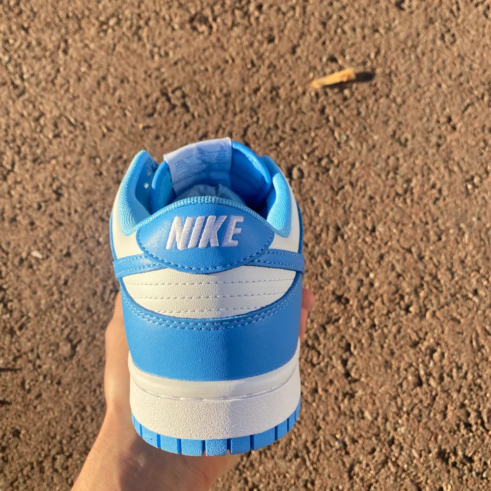 Säljer ett par helt nya Nike Dunk UNC. Skorna är helt nya (endast testade) De är strl US 9.5 vilket motsvarar strl 43 . Skor.