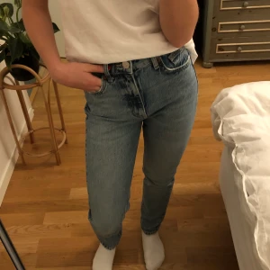 Blå Zara jeans - Blå Zara jeans i storleken 32. Passar perfekt för de som har lite kortare ben och vill ha midwaist! Jeansen är som nya