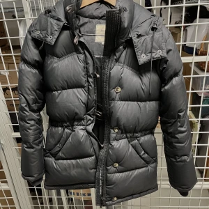 Boomerang - Alexandra down Jacket - Boomerang - Alexandra down jacket dam. Storlek XS. Använd men i mycket gott skick. Färg: mörkblå (den är mörk mörkblå så ser svart ut)