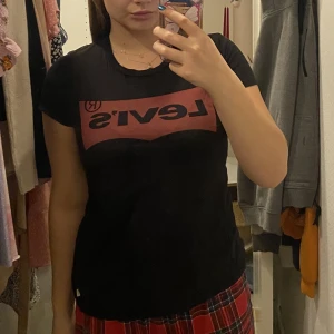 Svart Levis T-shirt storlek S - Äkta Levis 