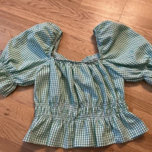 Söt sommartopp - Super söt grön topp helt ny med lapp kvar 