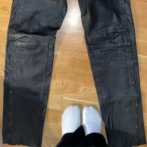 Läderbyxor  - Läderbyxor från 80talet. Fint men använt skick