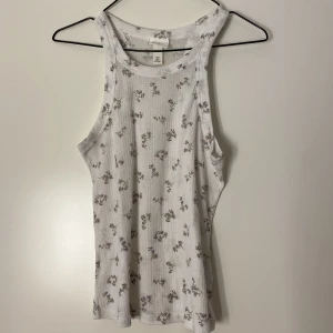 Linne - Halterneck linne från hm i tunnt material med fina blommor på. 