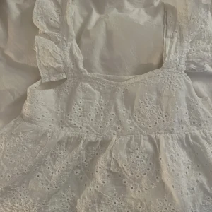 Vit topp - ANNONSEN FINNS UPPE I MAX 2 VECKOR !!  Fin vit topp köpt från sellpy storlek S, 89 kr + frakt