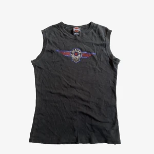 Harley Davidson tank top - Säljer denna Harley Davidson tank top med strass. Aldrig använd av mig. Köpt i Danmark för någon månad sedan.  Storlek L Köparen betalar för frakt ✨🦅