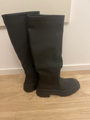 Stövlar  - Helt nya.  Säljer då jag inte tycker dem passar min stil. Köpa för 499 kr