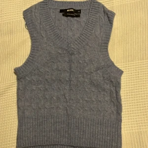 Stickad väst - Stickad väst från bikbok, aldrig använd.