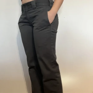 Dickies slim straight  - Säljer mina älskade dickies byxor eftersom de blivit för små för mig! Lågmidjade och längden är lagom för mig som är 158cm. Står ingen storlek men jag brukar ha 36/S och de är som sagt små för mig. Kan skicka mått och fler bilder om så önskas 💓