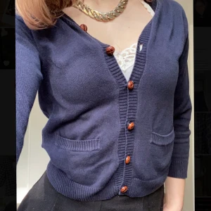 Marinblåkofta - Jätte söt kofta! Fina bruna knappar.