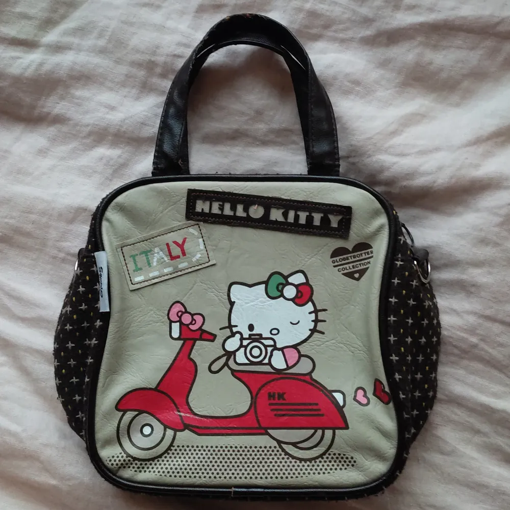 En jättefin hello kitty väska från globetrotter collection, 2013. Lite sliten men annars som ny, skriv gärna om ni har några funderingar eller om ni vill ha fler bilder:) 🍁 köp nu för 80. Väskor.