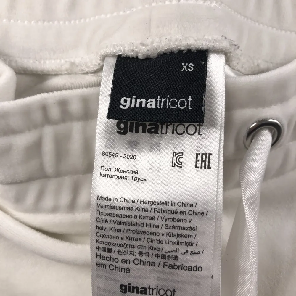 Vita velour byxor ifrån Gina tricot i storlek xs, väldigt bra skick ( är som nya ). Kan bara mötas upp för tillfället❤️😁. Jeans & Byxor.