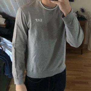 Grå sweatahirt - Grå sweatshirt från EA7 Pris 50kr + frakt Betalning sker via Swish 