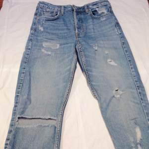 Säljer mina vintage high-waisted skinny jeans från h&m. Sparsamt använda. 