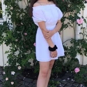 Off-shoulder klänning  - Off-shoulder vit klänning från NA-KDs sammarbete med Donna Romina, perfekt till sommaren och studenten! 