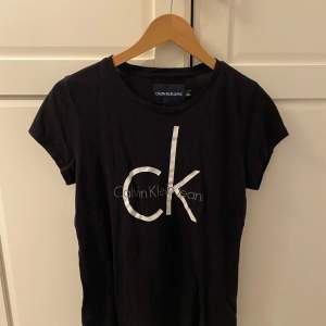 Svart Calvin Klein t-shirt med vitt tryck