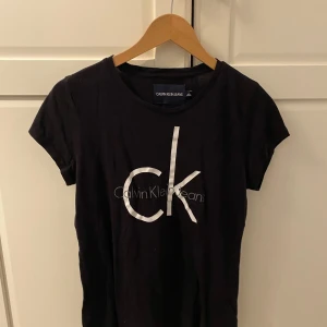 Calvin Klein t-shirt  - Svart Calvin Klein t-shirt med vitt tryck