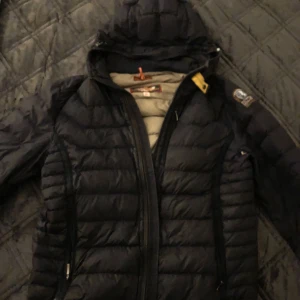 Parajumpers jacka - Äkta Parajumper jacka i storlek XL men passar mig jag har L Kostar 4500kr ny och är i mycket bra skick