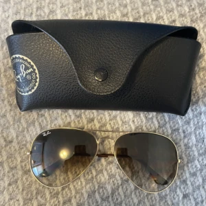 Ray-Ban Aviator Pilot - Solglasögon från RayBan. Modell: Aviator. Brun-tonade glas med UV-skydd och  guldiga metallbågar. Svart fodral kommer med. Sparsamt använda, gott skick! Sen mer produkt-info på bild nr 3.