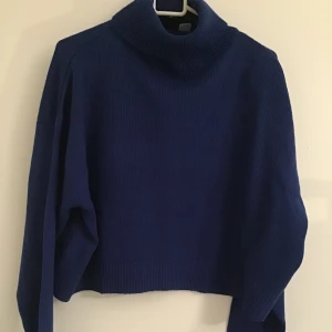 Stickad blå tröja  - FRAKT: 63kr -pris kan diskuteras vid snabb affär :) -perfekt nu till vintern! -passar s också! -oanvänd