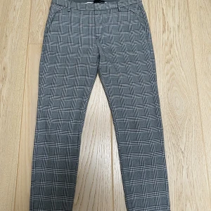 Plaîn kostymbyxor  - Sparsamt använda rutiga kostymbyxor från Plaîn. Mycket fint skick men är dessvärre för små för mig. Har du frågor eller någon prisidé så hojta gärna till! 