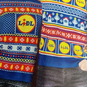 Lidl jultröja - Är någon intresserade av såna jultröjor? Finns i olika storlekar. Till vänster är dammodellen och till höger hermodellen.   Jag kommer hem runt den 20. December och kan då möta upp folk i Göteborg eller Varberg.   Finns intresserade, tar jag med några.