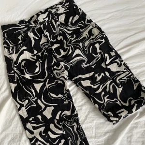 Mönstrade jeans  - Super coola mönstrade jeans  Högmidjade och stretchiga  Älskar dessa byxorna, Andvänds bara inte lika ofta som ja önskat 