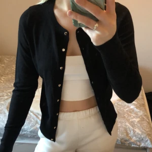Svart Kofta  - Svart finstickad kofta från Kappahl storlek S💗