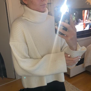 Stickad tröja  - Vit stickad tröja från H&M💕 