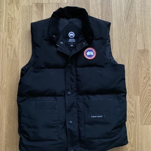 Canada goose väst  - Här säljer jag min canada goose väst då jag inte använder den lika mycket. Den är köpt på NK och den är använd i använt skick. Ja skulle kunna ta emot byten 