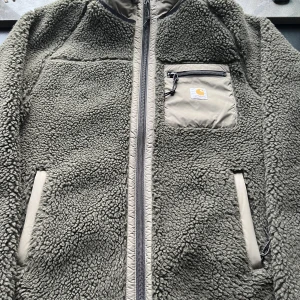 Carhartt - Carhartt fleece jacka. Använd 2-3 gånger och säljer den pga fel storlek. Köpt på zalando för 2145kr   Vid snabb äffär kan jag vara väldigt generös med priset 
