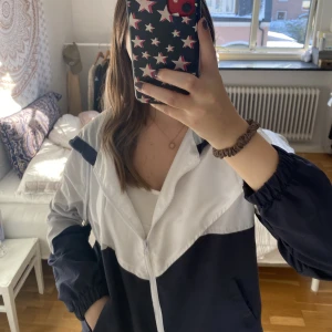 Jacka - Jacka från Boohoo, ganska tunn så därför passar den bra på sommaren/våren☀️