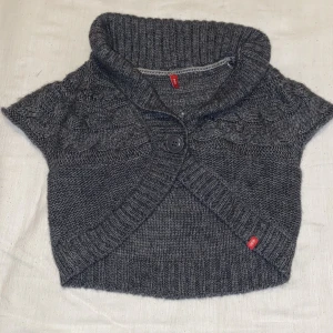 kort kofta - En grå kort varm kofta. 