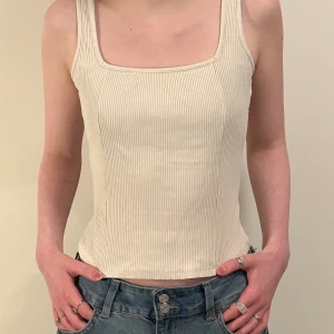 Ribbat linne - Beigt ribbat linne från NA-KD i superskick🥰