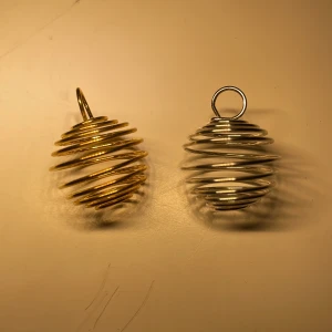 Kristallburar - Säljer för att jag inte använder💗  Kristaller ingår ej, men går att köpa från min profil.💗 båda för 15 + 15kr frakt! Du får med en till guldig bur gratis om du köper, den ser lite sne ut men funkar exakt lika bra som de andra!💕💕