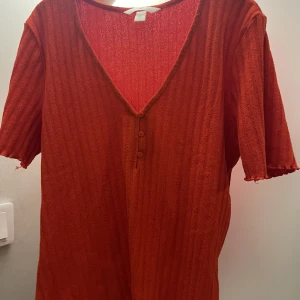 Röd topp - Röd topp från H&M, har aldrig använt, köpt för 150kr och säljer för 50kr