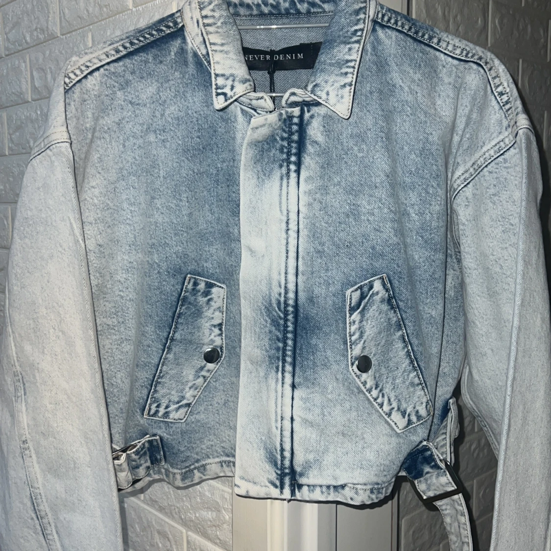 Jeans jacka från NEVER DENIM.  - 90