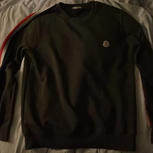 Moncler sweatshirt  - Moncler sweatshirt jag köpte här på plick för 2000kr. Tror att den är äkta men kan ej bevisa det då lapparna inte sitter kvar. Loggan ser väldigt bra ut så tror att den är äkta. Säljer för 1200kr. Pris kan sänkas vid snabb afärr. Skriv för fler bilder👍