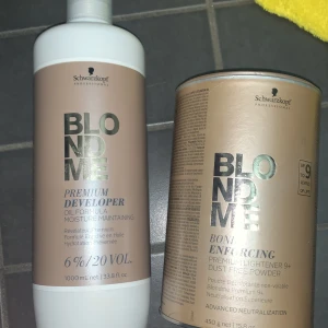 Blond me bleach  - Jag blekte håret en gång med dem. Håret förstördes inte, och jag har blekt håret med massor av olika blekningar. Det som finns kvar räcker till 8-10 blekningar skulle jag säga eftersom jag använde 1/3. Köpte båda för nästan 700kr. Skopa kommer med. 