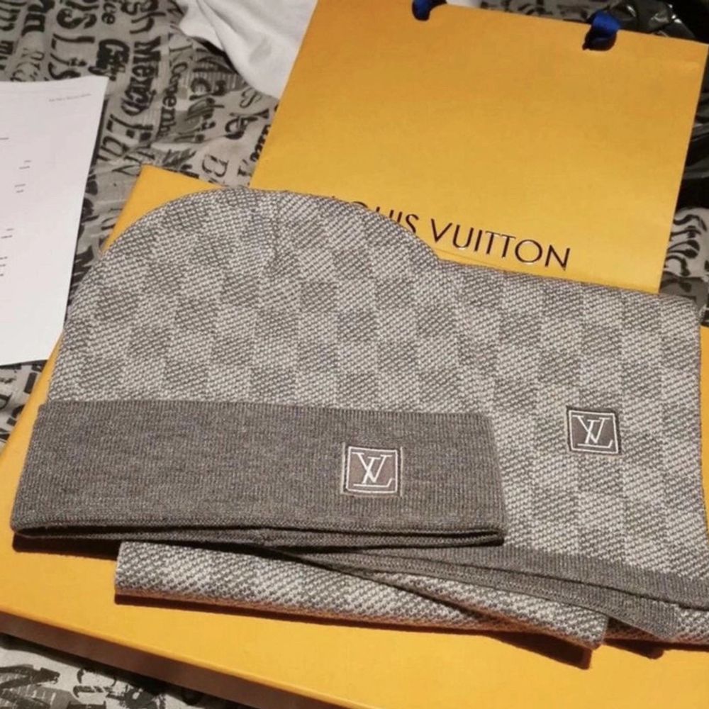 Grå Louis Vuitton möss halsduk | Plick Second Hand