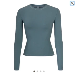 Skims tröja - Säljer denna fina skims långärmade tröjan. Storlek S. Säljer för det inte riktigt är min färg. Köpt för 620kr. Köparen står för frakten✨