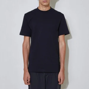 L’homme rouge - Needs T-shirt  - Snygg svart T-shirt med högre hals.  Nyskick. Kommer från svenska märket l’homme rouge. 