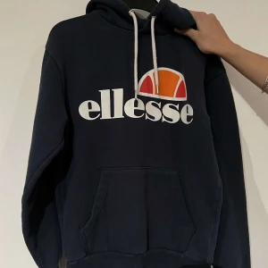 Ellesse hoodie - Ellesse hoodie stl S, ganska använd men okej skick. Nypris 700kr.
