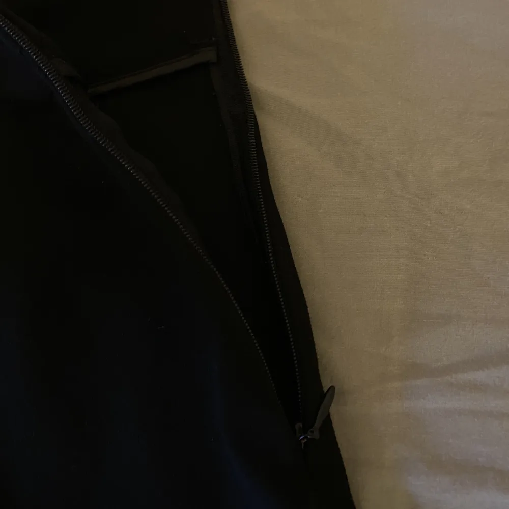 Svarta kostymbyxor med ankellängd från zara (är 160cm lång)  - storlek XS, (mer mot XXS än S) -högmidjade -ankellängd -använda max 4 ggr - dragkedja på sidan  - breda i benen men tight över magen och bakdelen, därav sitter snyggt -100kr plus frakt. Jeans & Byxor.