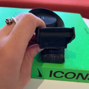 Off white - Off white bälte, ej använd. Orginal förpackning medföljer