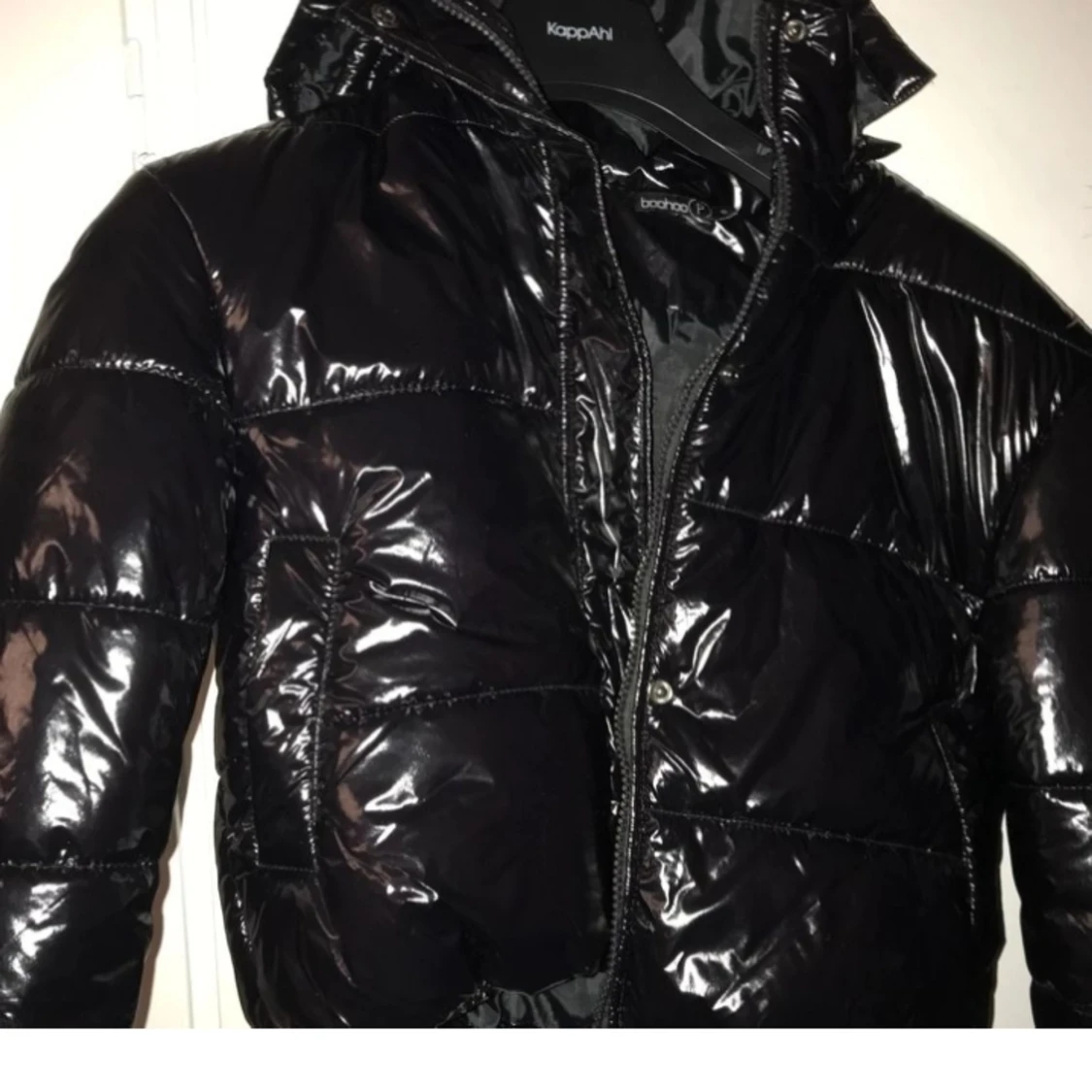 Svart glansig jacka - 90