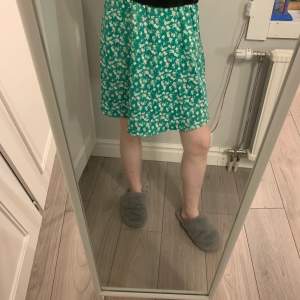 Grön blommig kjol från Lager 157. Storlek XS. Resor vid midjan. Ganska fint skick. Den är dock lite nopprig över rumpan. Jag tror att det blev när jag tvättade den, då den var väldigt ny. 39 kr frakt. 💚