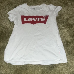 Skön Levis tshirt - Bra skick! Möjligtvis lite genomskinlig! Söt o fin annars! Hör av er för mer info❤️😊