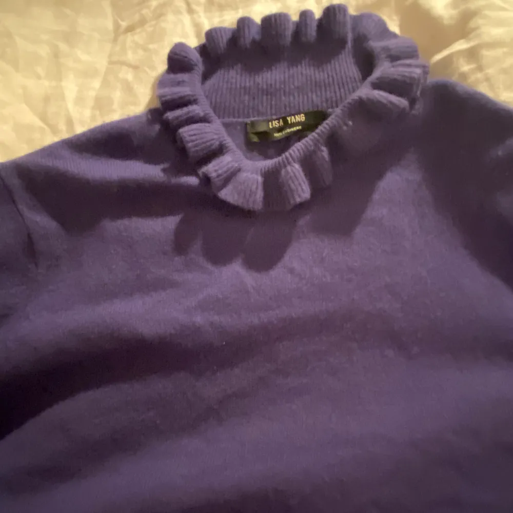 Lisa yang cashmere tröja storlek: xs Knappt använd. 100% cashmere fin blå lila färg. Stickat.
