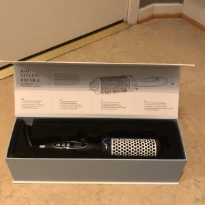 Värme borste  - Säljer min helt nya värmeborste som e använd 1 gång då den inte kommer till användning köpte för 2 veckor sen för 500kr