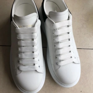 Alexander mcqueen - Helt nya aldrig använda, 10/10 skick, pris kan diskuteras skriv bara ett meddelande om du har fler frågor, pris kan diskuteras!